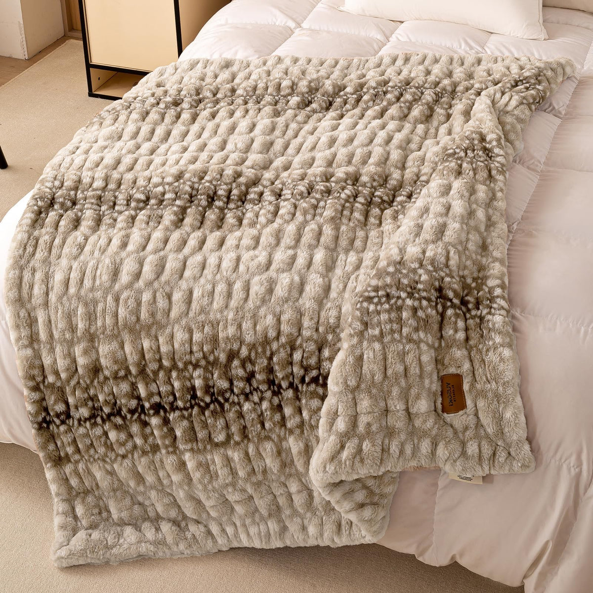 YUSOKI Luxury Double Side Faux Rabbit Fur Throw Blanket